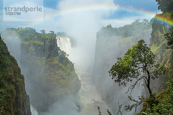 Victoria Falls  die Wasserfälle des Sambesi-Flusses von den Klippen in Simbabwe aus gesehen