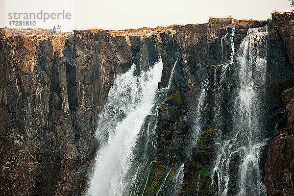 Victoria Falls  riesige Wasserfälle des Sambesi-Flusses  die über steile Klippen fließen.