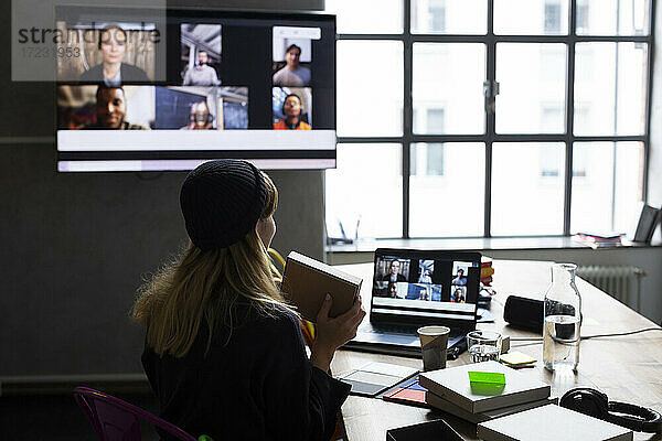 Geschäftsfrau zeigt Produkt an Kunden über Web-Konferenz im Sitzungssaal im Büro