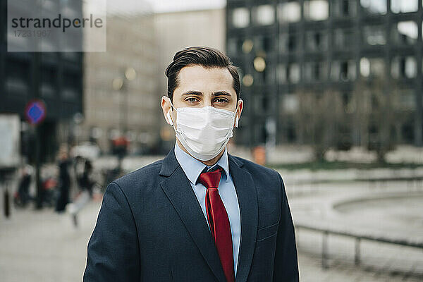 Porträt eines Geschäftsmannes mit Gesichtsschutzmaske im Büropark