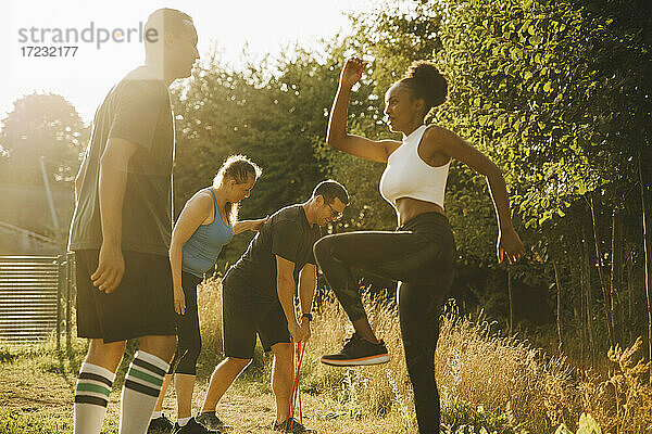 Männliche und weibliche Athleten beim Sporttraining im Park