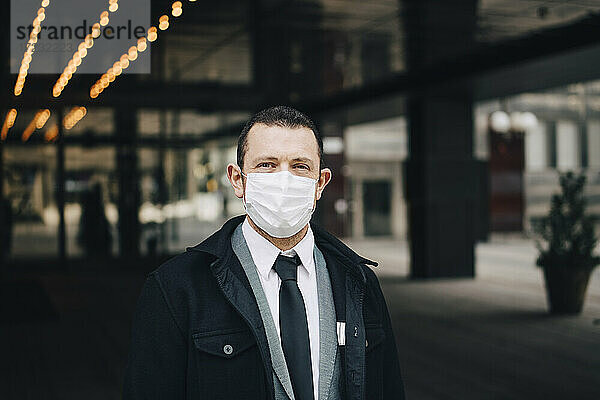 Porträt eines Geschäftsmannes mit Gesichtsschutzmaske