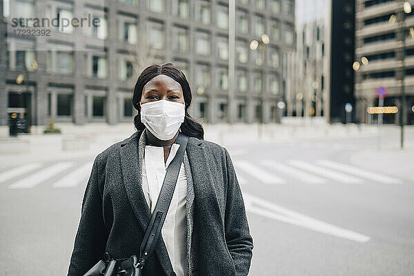 Porträt einer Unternehmerin auf der Straße in der Stadt während COVID-19