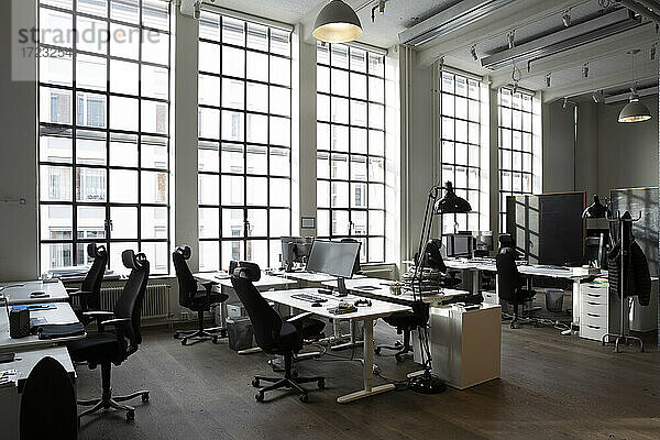 Kreatives Büro mit Schreibtischen und Stühlen