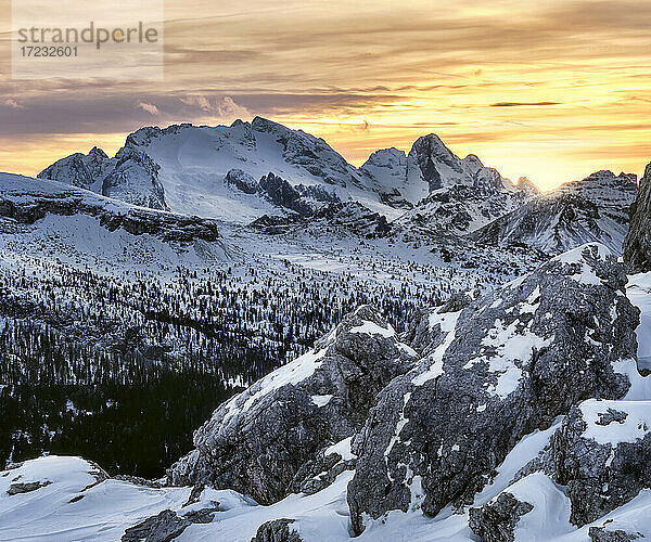 Winter Sonnenuntergang auf Marmolada mit Schnee bedeckt  Dolomiten  Trentino-Südtirol  Italien  Europa