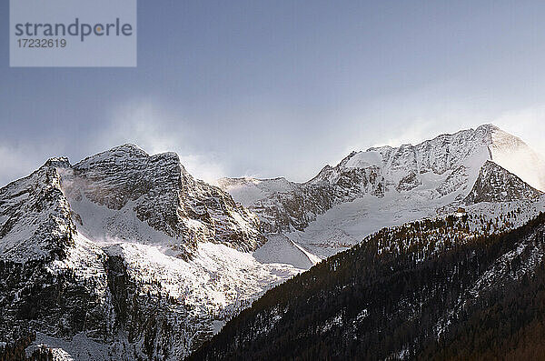 Windböen auf der Hochgallspitze im Winter  Trentino-Südtirol  Italien  Europa