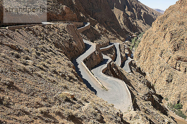 Die kurvenreiche Bergstraße in der Dades-Schlucht  Marokko  Nordafrika  Afrika