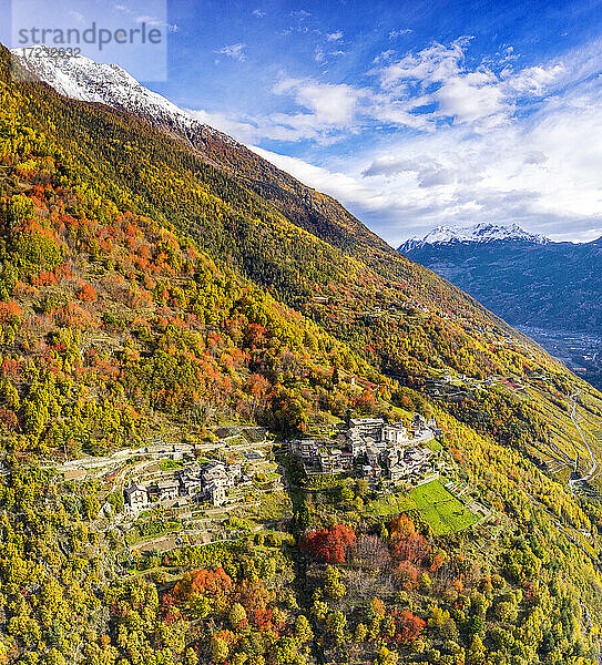 Luftaufnahme eines traditionellen Dorfes  Valtellina  Lombardei  Italien  Europa