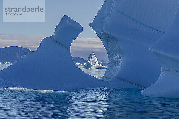 Vom Gletscher gekalbter Eisberg aus dem grönländischen Inlandeis im De Dodes Fjord (Fjord der Toten)  Baffin Bay  Grönland  Polarregionen