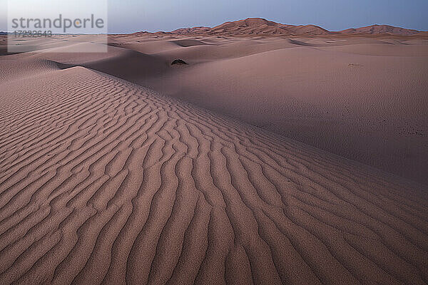 Blaue Stunde auf den Sanddünenmustern der Sahara-Wüste  Erg Chebbi  Merzouga  Marokko  Nordafrika  Afrika