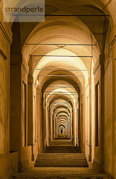 Die Säulengänge von Bologna  die längsten der Welt  Nachtansicht der Bögen in Richtung der Kirche San Luca  Bologna  Emilia Romagna  Italien  Europa