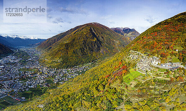 Luftaufnahme eines traditionellen Dorfes  Valtellina  Lombardei  Italien  Europa