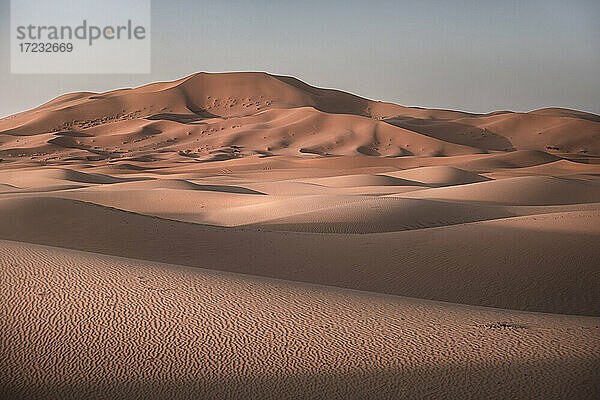 Sanddünen bei Sonnenaufgang in der Sahara-Wüste  Merzouga  Marokko  Nordafrika  Afrika