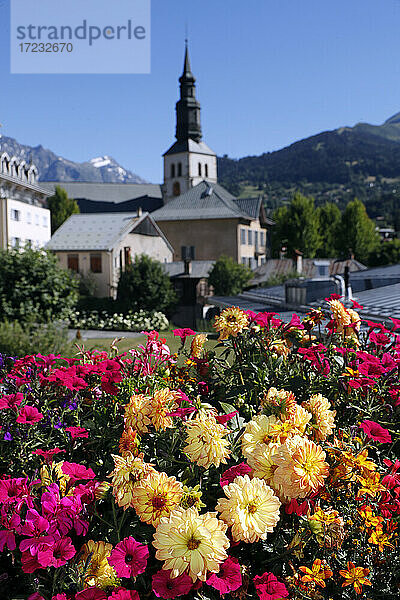 Bunte Blumen im Dorf Saint Gervais les Bains in den französischen Alpen  Haute-Savoie  Frankreich  Europa
