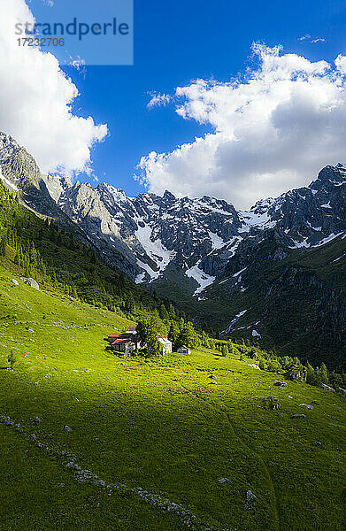 Alte Hüttengruppe von der Sonne beleuchtet  Val d'Arigna  Valtellina  Orobie Alpen  Lombardei  Italien  Europa