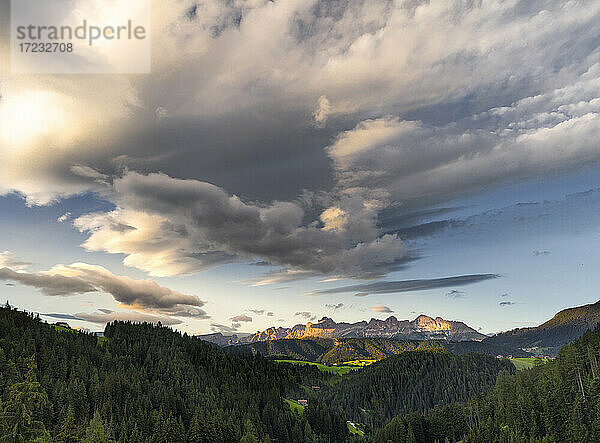 Sonnenuntergang auf dem Berg Rosengarten in den Dolomiten und Wolkendecke  Trentino-Südtirol  Italien  Europa