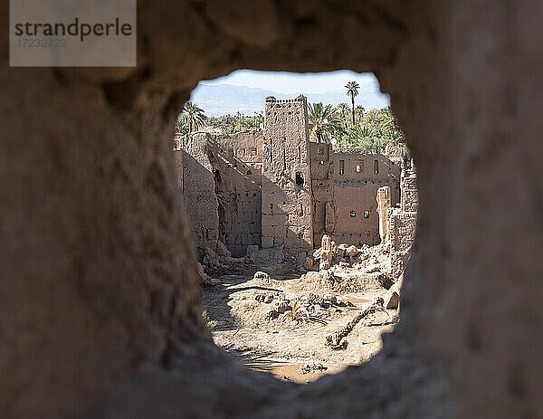 Kasbah-Ruinen durch ein antikes Kasbah-Fenster gesehen  Marokko  Nordafrika  Afrika