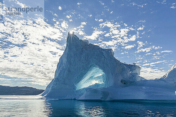 Sonnenaufgang auf Eisberg in Holms O  Baffin Bay  an der Nordwestküste Grönlands  Polarregionen