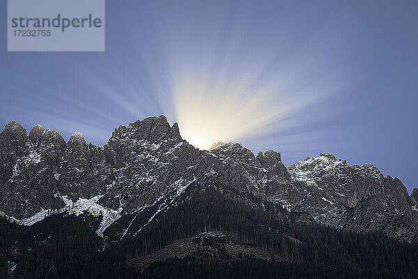 Sonnenaufgang hinter Dolomiten  Trentino-Südtirol  Italien  Europa