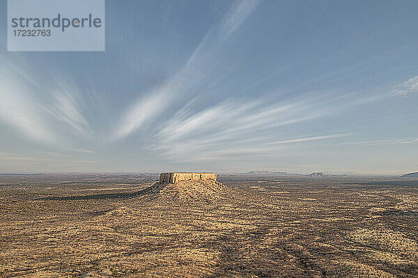 Wüstenlandschaft des Damaralandes mit einem einsamen Felsen in der Mitte  Namibia  Afrika