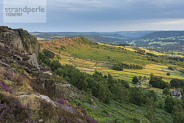 Blick von Curbar Edge in Richtung Baslow Edge  Curbar Gap  Dark Peak  Peak District National Park  Derbyshire  England  Vereinigtes Königreich  Europa