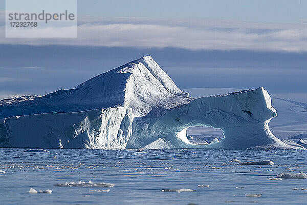 Vom Gletscher gekalbter Eisberg aus dem grönländischen Inlandeis im De Dodes Fjord (Fjord der Toten)  Baffin Bay  Grönland  Polarregionen
