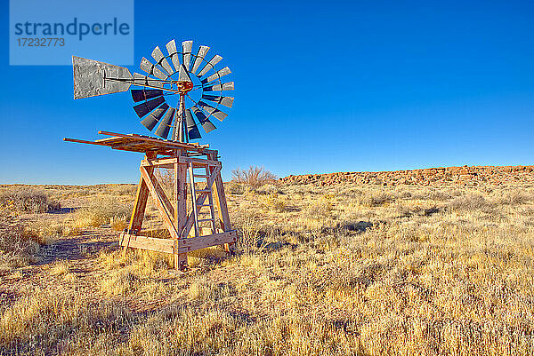 Eine alte Windmühle  die die Grenze des Devil's Playground im Petrified Forest National Park  Arizona  Vereinigte Staaten von Amerika  Nordamerika markiert