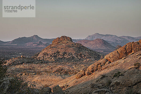 Sonnenaufgang in den Erongo-Bergen  Namibia  Afrika