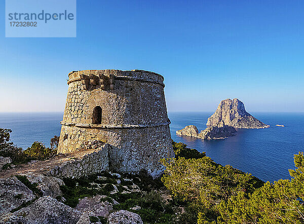 Torre des Savinar und Insel Es Vedra  Ibiza  Balearische Inseln  Spanien  Mittelmeer  Europa