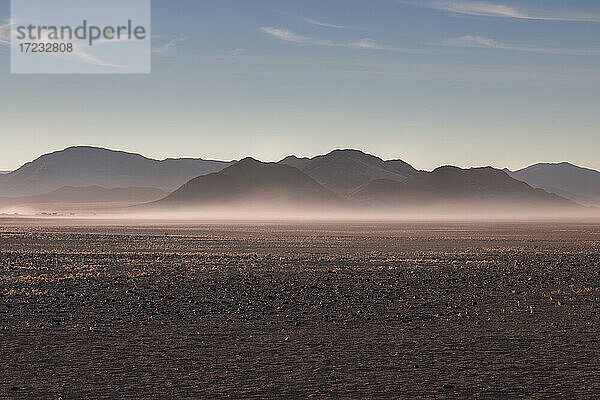 Nebliger Sonnenaufgang in der Felsenwüste  Namibia  Afrika