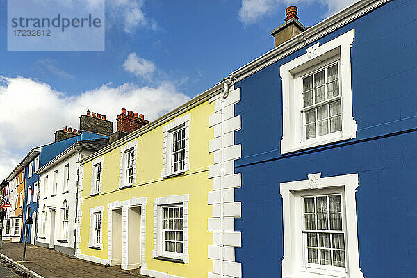 Einige der vielen farbenfrohen Häuser im Regentschaftsstil am Hafen in dieser beliebten Küstenstadt  Aberaeron  Ceredigion  Wales  Vereinigtes Königreich  Europa
