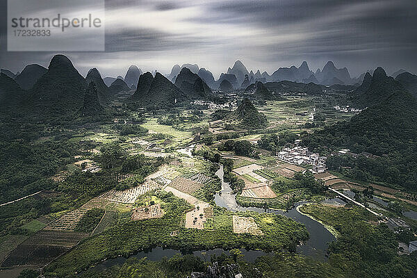 Langzeitbelichtung von Yangshuo Berge mit dunklen Wolken  Yangshuo  Guangxi  China  Asien