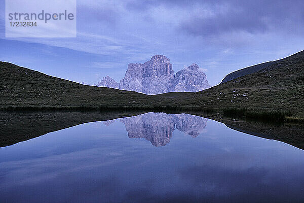 Reflexion des Berges Pelmo im Baste-See während der blauen Stunde  Dolomiten  Trentino-Südtirol  Italien  Europa