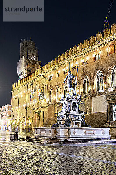 Nachtansicht des Neptunbrunnens und des Stadtpalastes d'Accursio im historischen Zentrum von Bologna  Bologna  Emilia Romagna  Italien  Europa