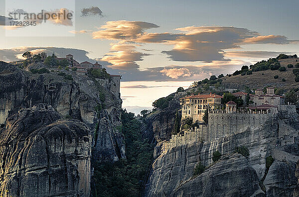 Sonnenuntergang Licht auf Wolken und Varlaam und Megalo Meteoro Klöster  Meteora  UNESCO-Weltkulturerbe  Thessalien  Griechenland  Europa