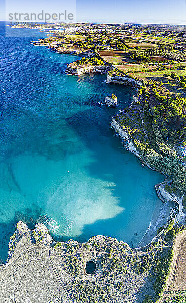 Luftaufnahme der offenen Grotte  bekannt als Grotta Sfondata  auf Klippen entlang der Küste  Otranto  Lecce  Salento  Apulien  Italien  Europa