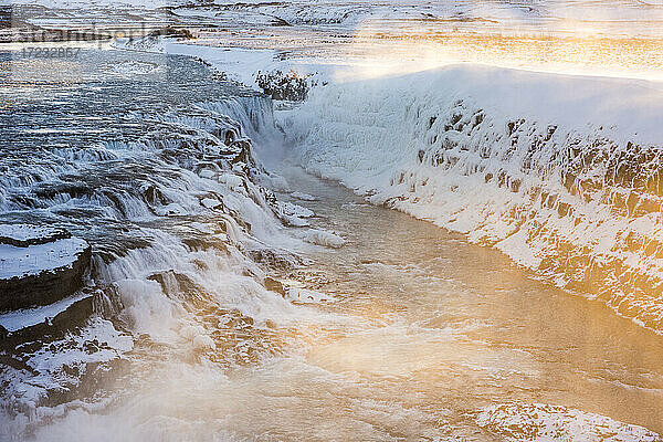 Gullfoss Wasserfall in der Morgendämmerung  Island  Polarregionen
