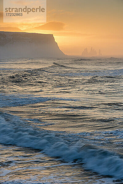 Blick in Richtung Reynisfjara Strand  bei Sonnenaufgang  Island  Polarregionen