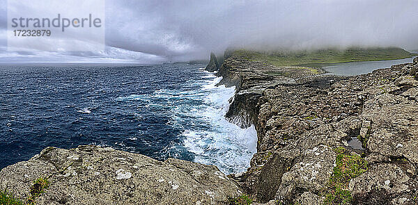 Panorama des Bosdalafossur  ein Wasserfall  der vom See direkt ins Meer fließt  Färöer Inseln  Dänemark  Europa