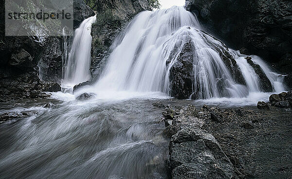 Imlil versteckter Wasserfall an den Hängen des Berges Jebel Toubkal  Marokko  Nordafrika  Afrika