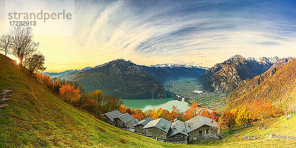 Panoramablick auf das alte Dorf der Chalets  Valchiavenna  Valtellina  Lombardei  Italien  Europa