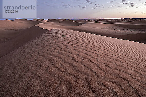 Blaue Stunde auf den Sanddünenmustern der Sahara-Wüste  Erg Chebbi  Merzouga  Marokko  Nordafrika  Afrika