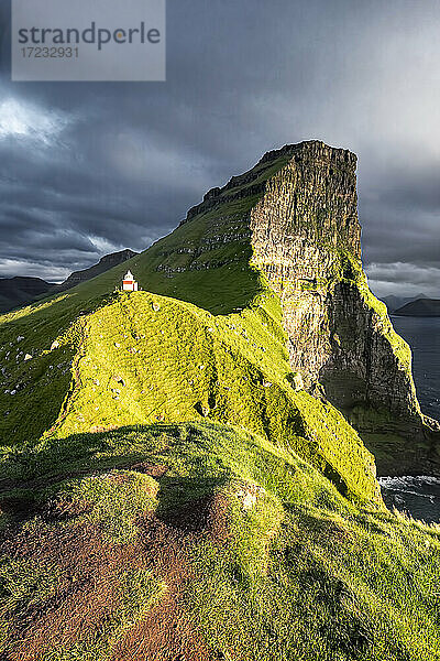 Sonnenuntergang am Kallur-Leuchtturm auf der Insel Kalsoy  Färöer Inseln  Dänemark  Europa