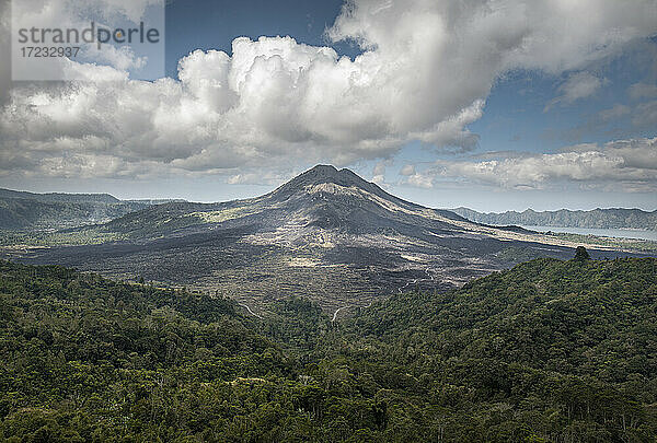 Gunung Batur Vulkan mit Wolken  Bali  Indonesien  Südostasien  Asien