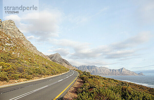 Straße bei Pringle Bay  Westkap  Südafrika  Afrika