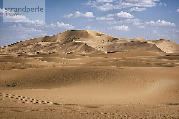 Sanddünen und Wolken in der Sahara-Wüste  Merzouga  Marokko  Nordafrika  Afrika