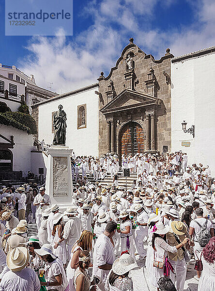 Los Indianos Karneval Party auf der Plaza de Espana vor der El Salvador Kirche  Santa Cruz de La Palma  Kanarische Inseln  Spanien  Europa