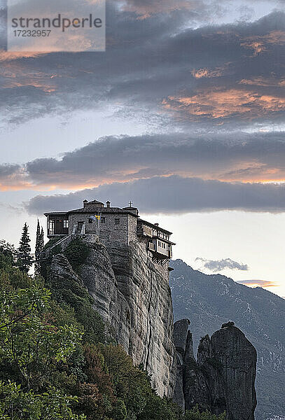 Wolken bei Sonnenuntergang über dem Kloster Roussanou (St. Barbara)  Meteora  UNESCO-Weltkulturerbe  Thessalien  Griechenland  Europa