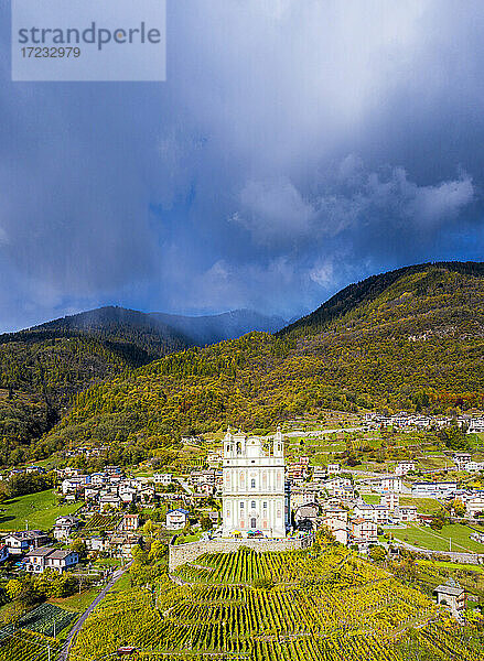 Kirche Santa Casa in den Weinbergen  Tresivio  Valtellina  Lombardei  Italien  Europa