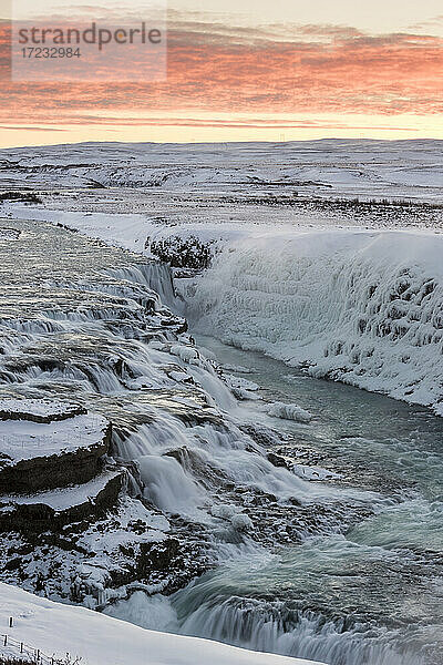 Gullfoss Wasserfall in der Morgendämmerung  Island  Polarregionen
